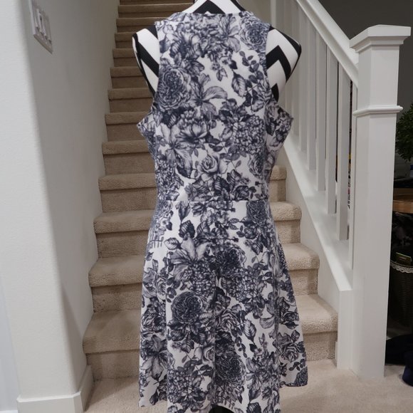 Sleeveless Floral Dress - Picture 4 of 7